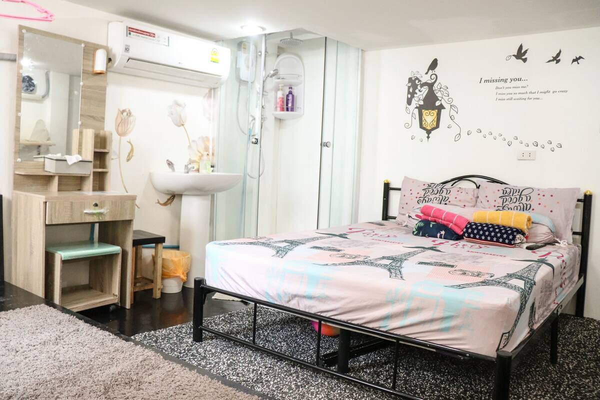 Habitación doble Deluxe | Caja de seguridad en la habitación, cortinas blackout y insonorización