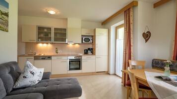 Apartment (Top 1) | Private kitchen | Full-size fridge, microwave, oven, stovetop