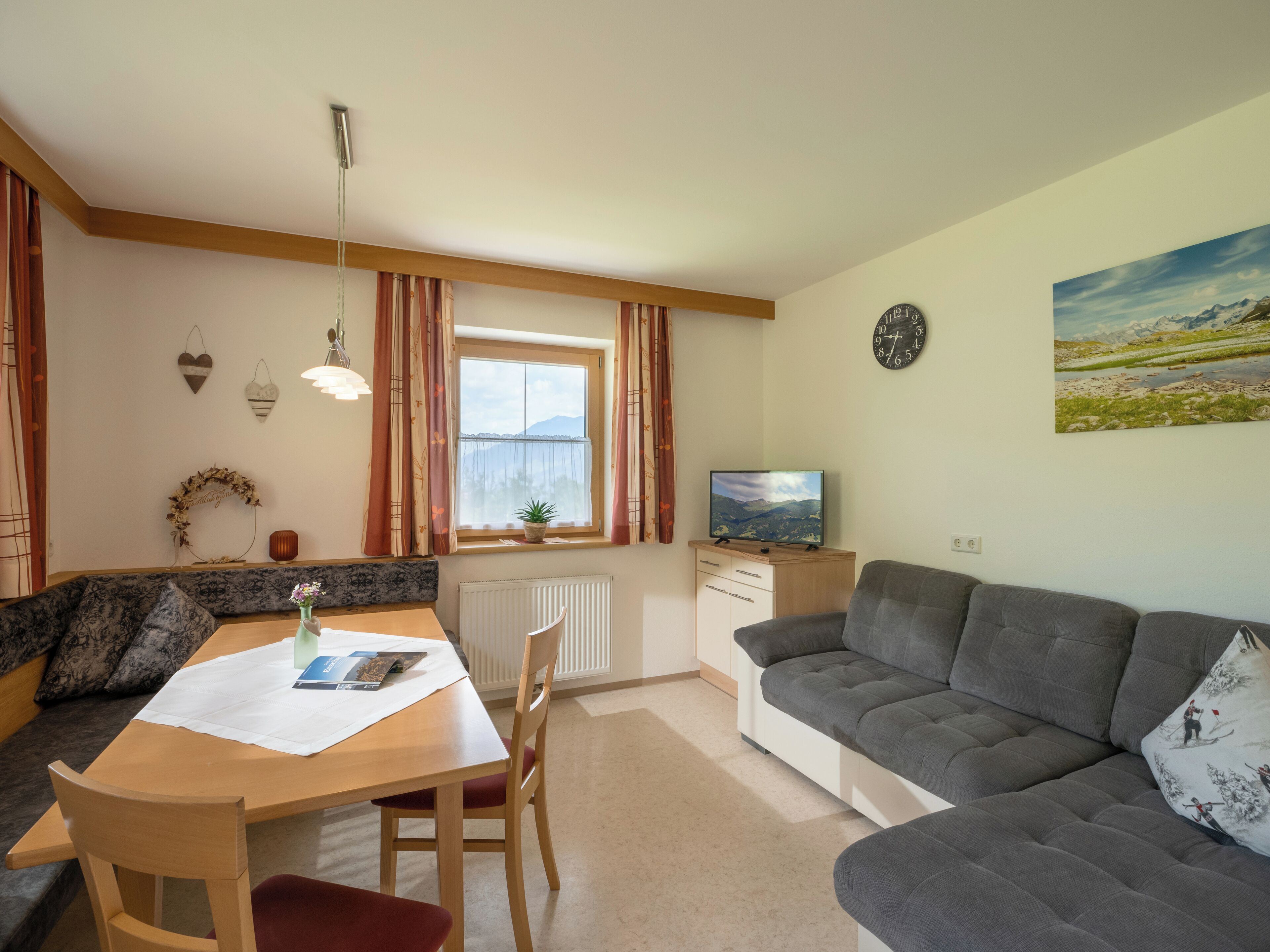Apartment (Top 1) | Living area | 100-cm flat-screen TV with cable channels, plasma TV