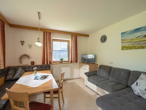 Apartment (Top 1) | Living area | 100-cm flat-screen TV with cable channels, plasma TV