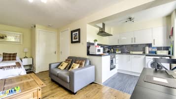 1 habitación, decoración personalizada, muebles diferentes y escritorio