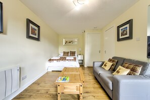 Flat-screen TV - Stunning Studio Apartment Castle View (Edinburgh)