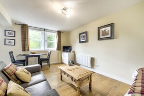 Apartment | Living area - Stunning Studio Apartment Castle View (Edinburgh)