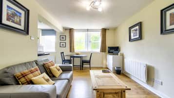 Apartment | Living area | Flat-screen TV