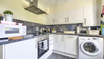 Apartamento | Cozinha privada | Geladeira, micro-ondas, fogão, cooktop