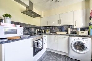Apartemen | Dapur pribadi | Lemari es, microwave, oven, dan kompor