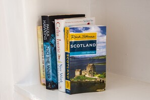 2 dormitorios, decoración individual, mobiliario individual y escritorio