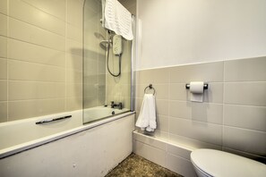 Apartment, 2 Bedrooms, Non Smoking | Bathroom | Combined shower/bathtub, free toiletries, hair dryer, towels - Johnston Terrace Apartment (Edinburgh)