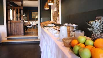 Desayuno buffet diario (EUR 12 por persona)