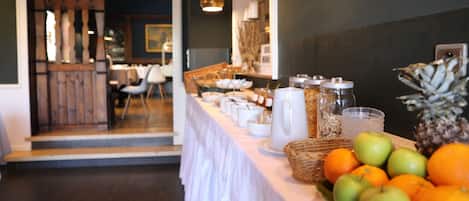 بوفيه فطور يوميًا بتكلفة قدرها (12 EUR للشخص)