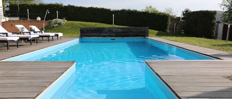 Una piscina al aire libre de temporada