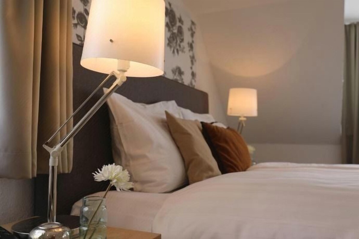 WiFi (free), bed sheets