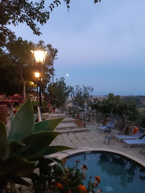 Una piscina al aire libre de temporada, sillones reclinables de piscina
