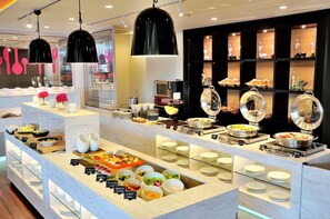 Ein Buffet mit verschiedenen Speiseauslagen und modernem Interieur.