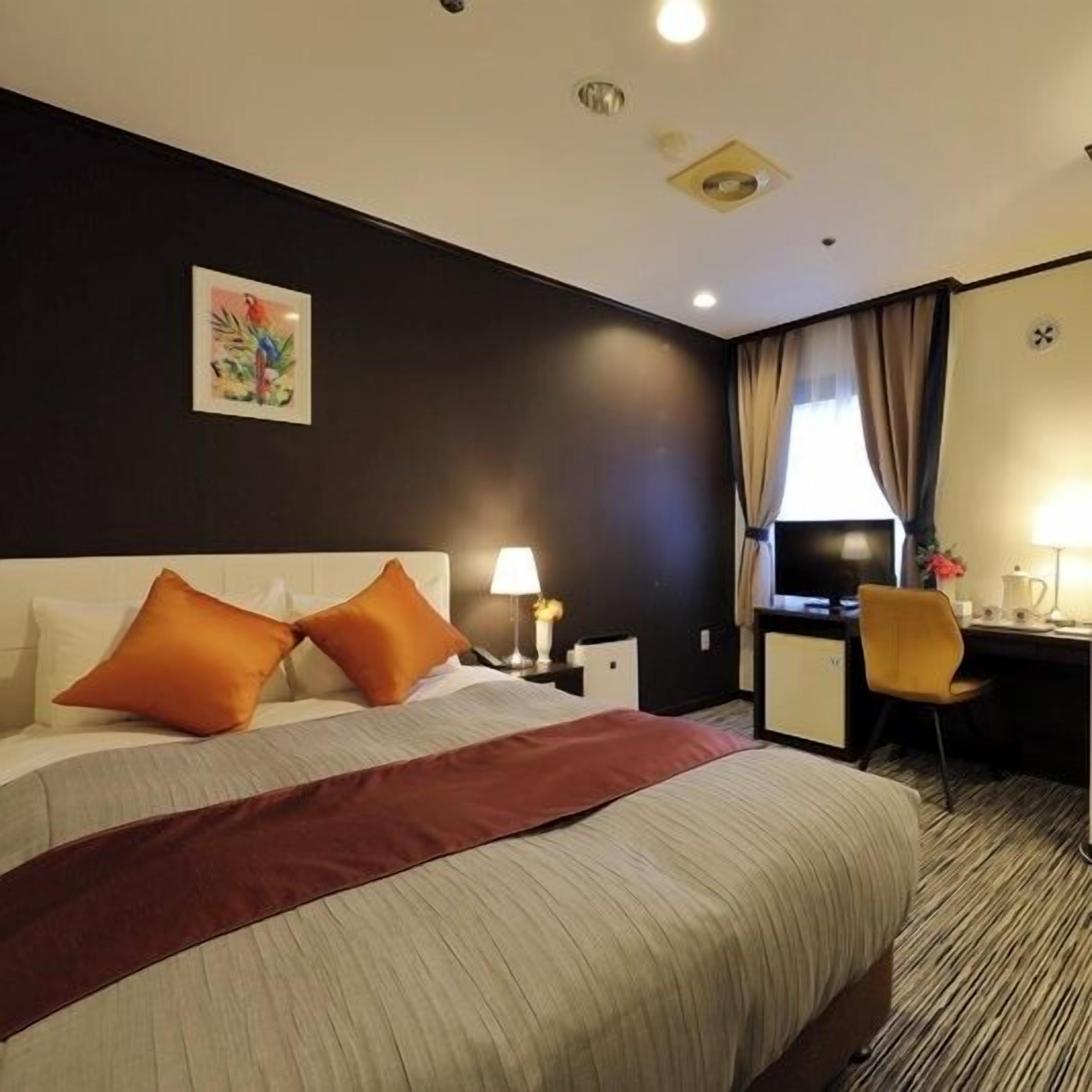 Blackout curtains, free WiFi