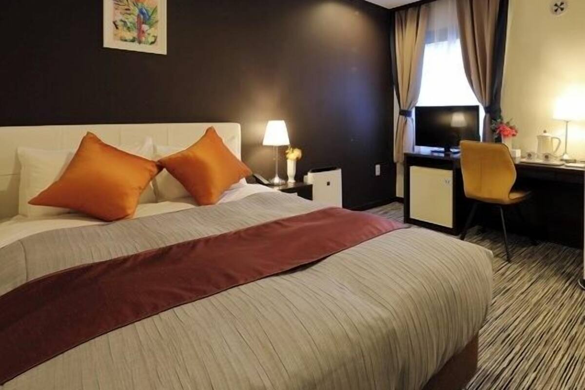 Blackout curtains, free WiFi