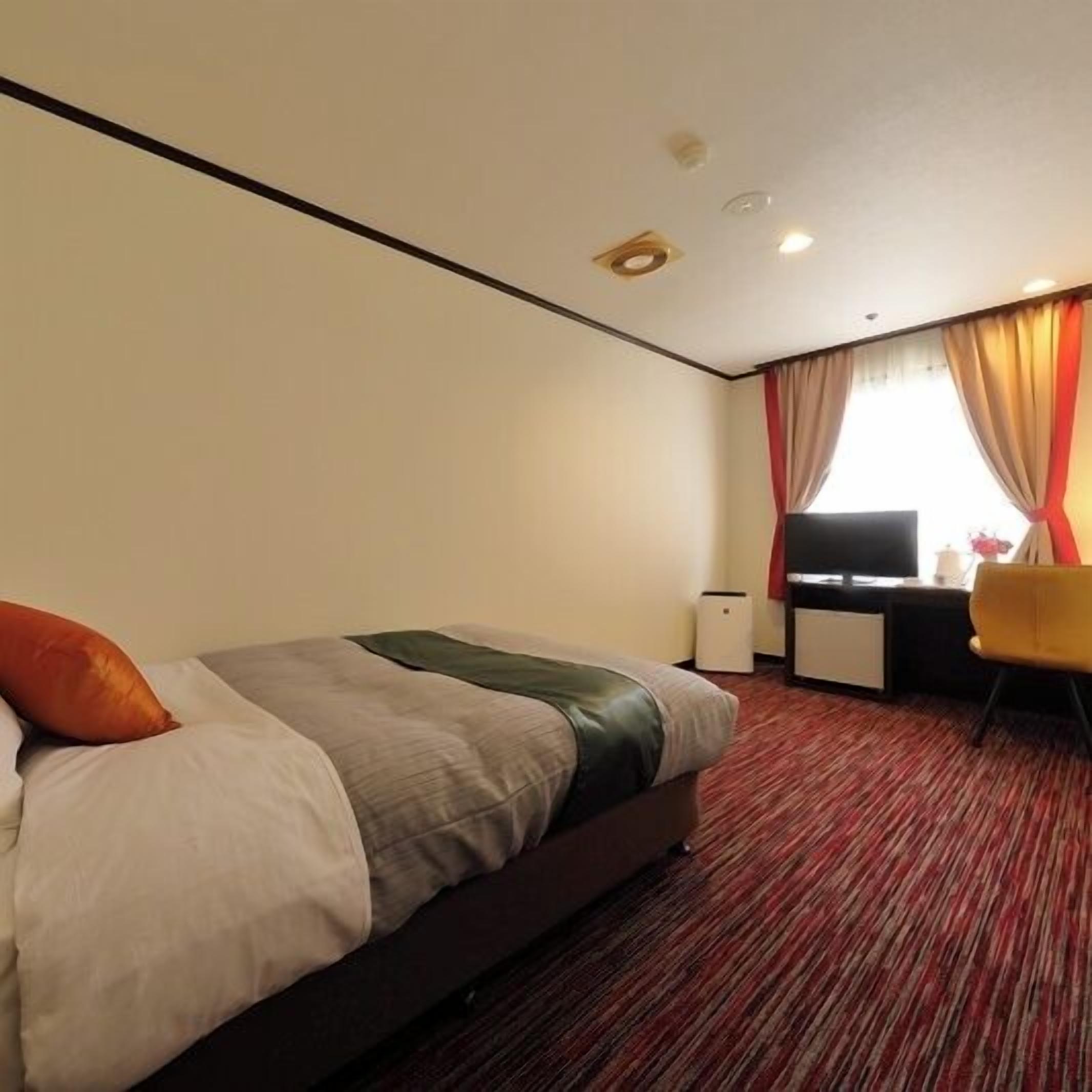 Blackout curtains, free WiFi