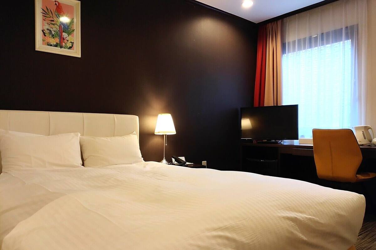 Blackout curtains, free WiFi