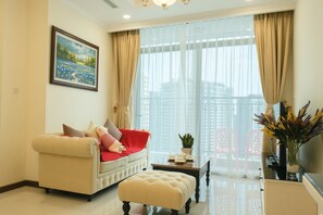 Apartamento superluxo, 2 quartos, vista para a cidade | Área de estar | Smart TV