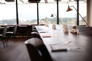 Petit déjeuner buffet (24 EUR par personne)