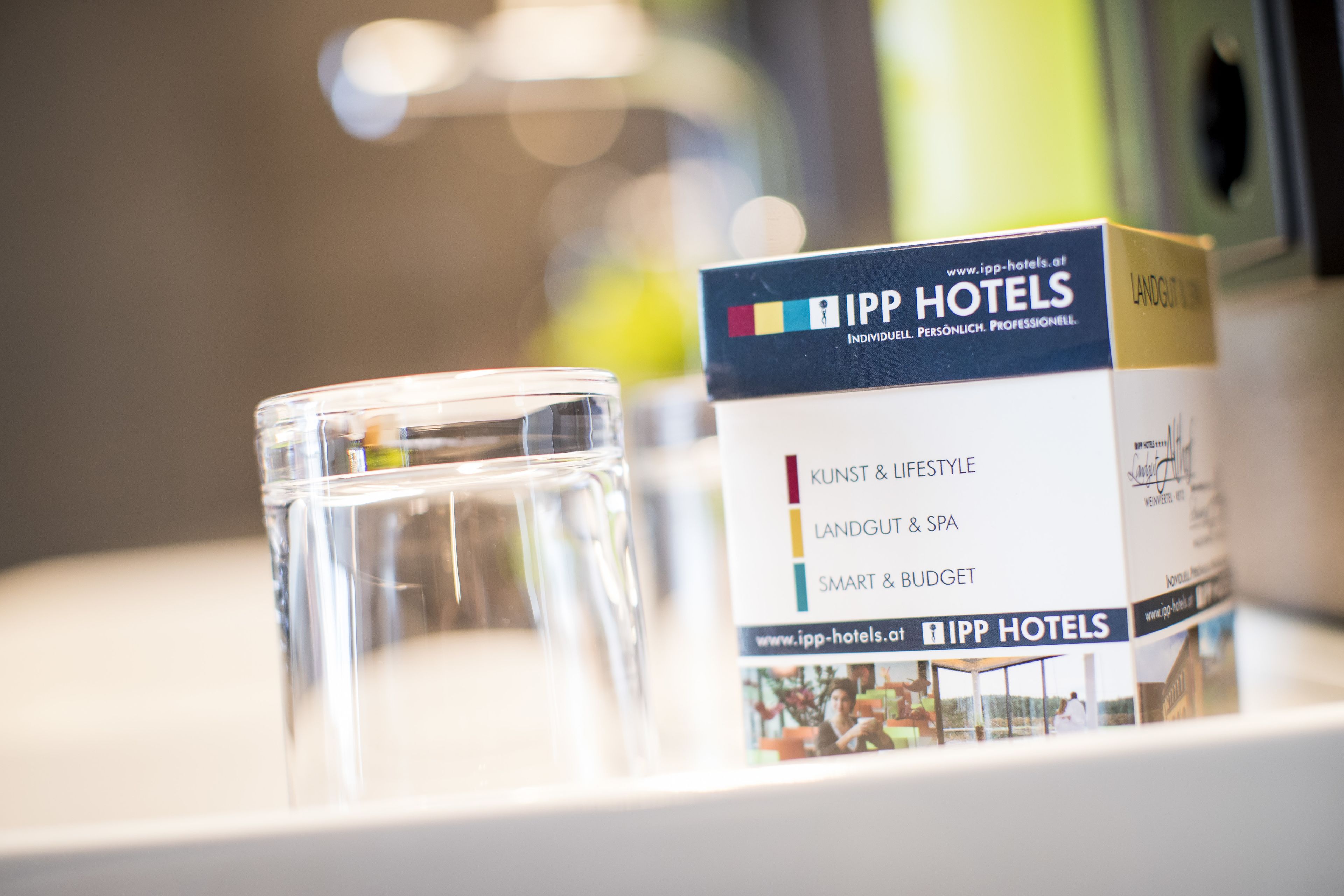 Eine Broschüre von Ipp Hotels mit Bereichen zu Kunst & Lifestyle, Landgut & Spa und Smart & Budget.