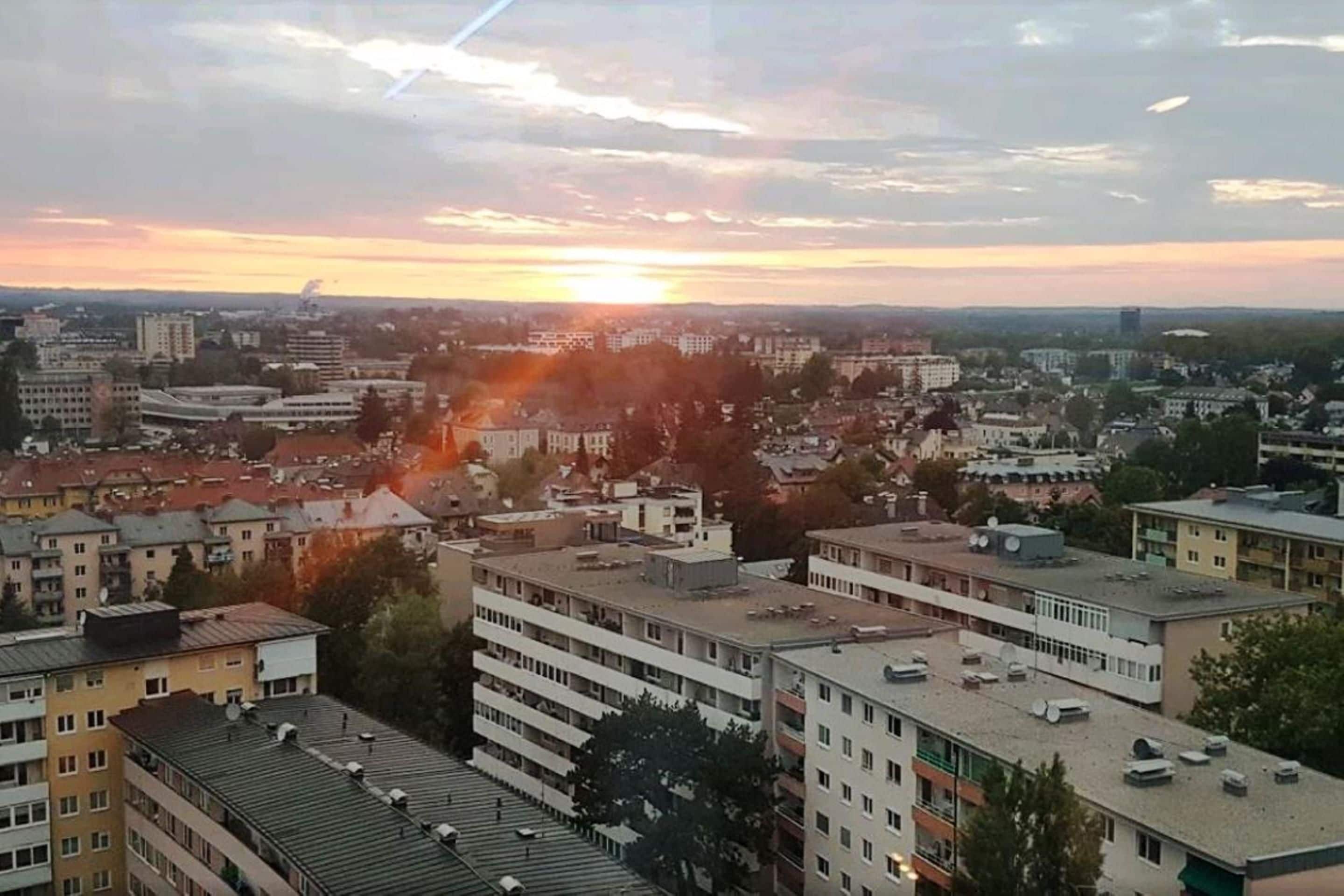 Un paisaje urbano al atardecer con edificios y cielo despejado.