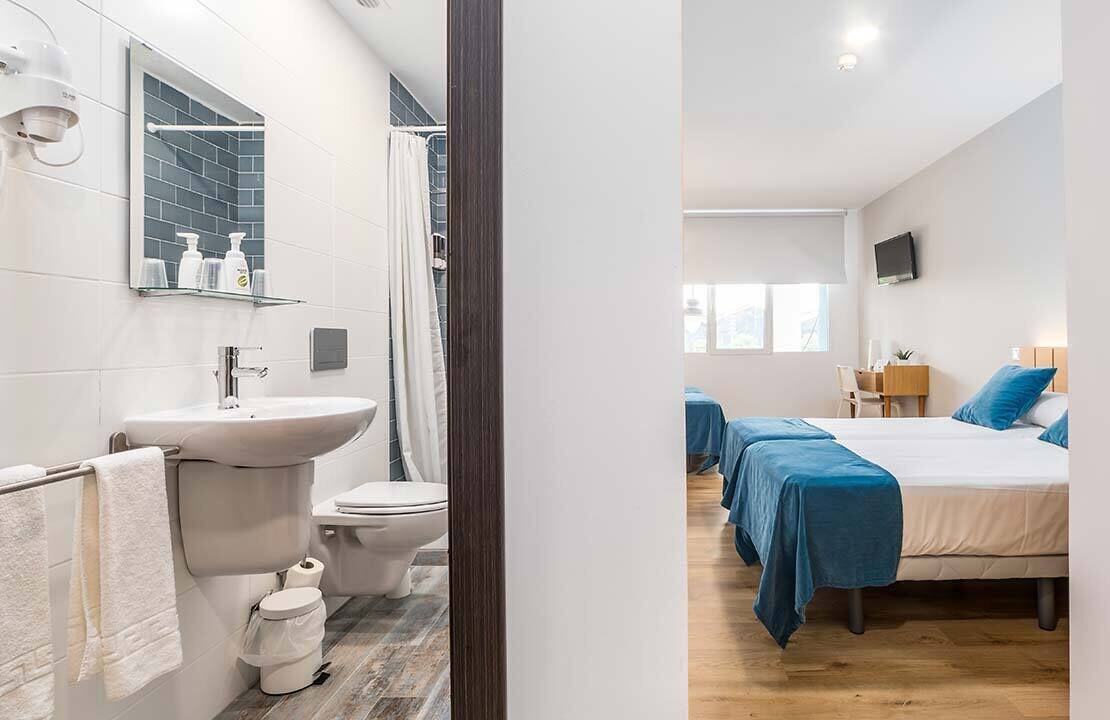 Deluxe vierpersoonskamer | Een bureau, geluiddichte muren, gratis wifi, beddengoed