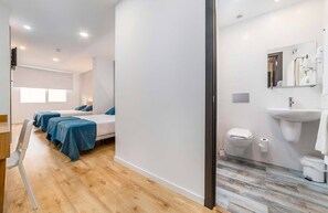 Economy vierpersoonskamer | Een bureau, geluiddichte muren, gratis wifi, beddengoed