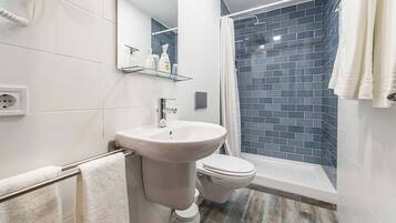 Deluxe vierpersoonskamer | Badkamer | Gratis toiletartikelen, een haardroger, handdoeken