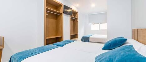 Economy Quadruple Room | Desk, soundproofing, free WiFi, bed sheets