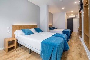 Economy Quadruple Room | Desk, soundproofing, free WiFi, bed sheets - Nanit Hostel Valencia (Valencia)