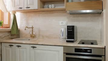 Apartamento Deluxe (Ground Floor) | Cocina básica privada | Frigorífico, microondas, horno y placa de cocina