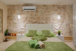 Deluxe Apartment (Ground Floor) | In-room safe, soundproofing, iron/ironing board, free cribs/infant beds