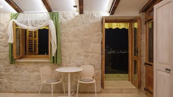 Apartamento luxo, vista para a cidade | Opções para refeição no quarto