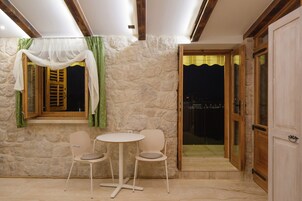Deluxe Apartment, City View | In-room dining