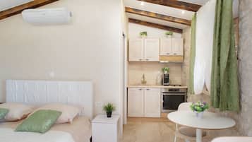 Apartamento Deluxe, vistas a la ciudad | Caja fuerte, sistema de insonorización, tabla de planchar con plancha