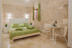 Apartament Deluxe (1St Floor) | Caixa forta a l'habitació i habitacions insonoritzades