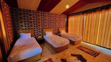 Kamar Triple Basic | 15 kamar tidur, seprai antialergi, dan didekorasi berbeda-beda