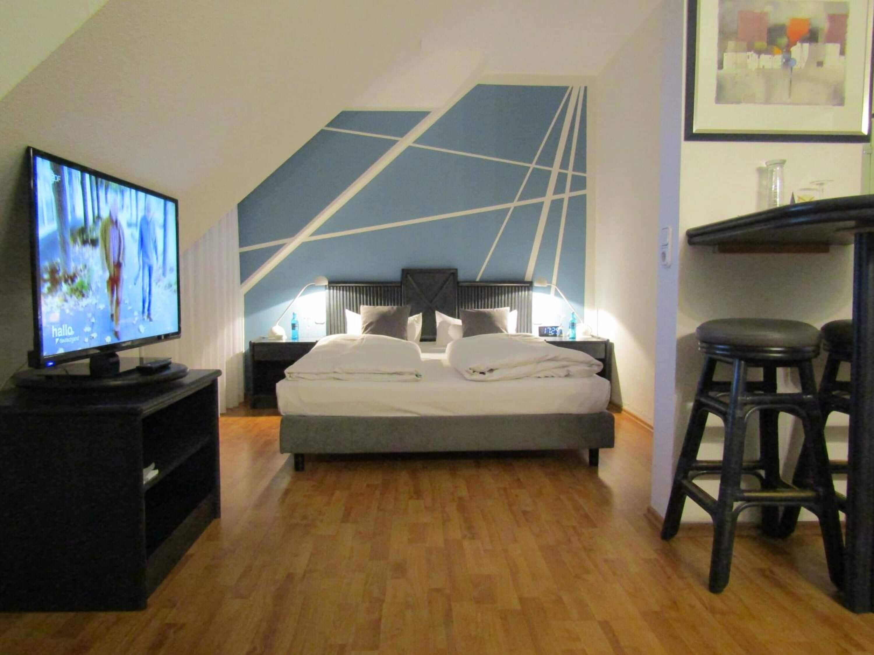 Minibar, individuell dekoriert, individuell eingerichtet, Schreibtisch