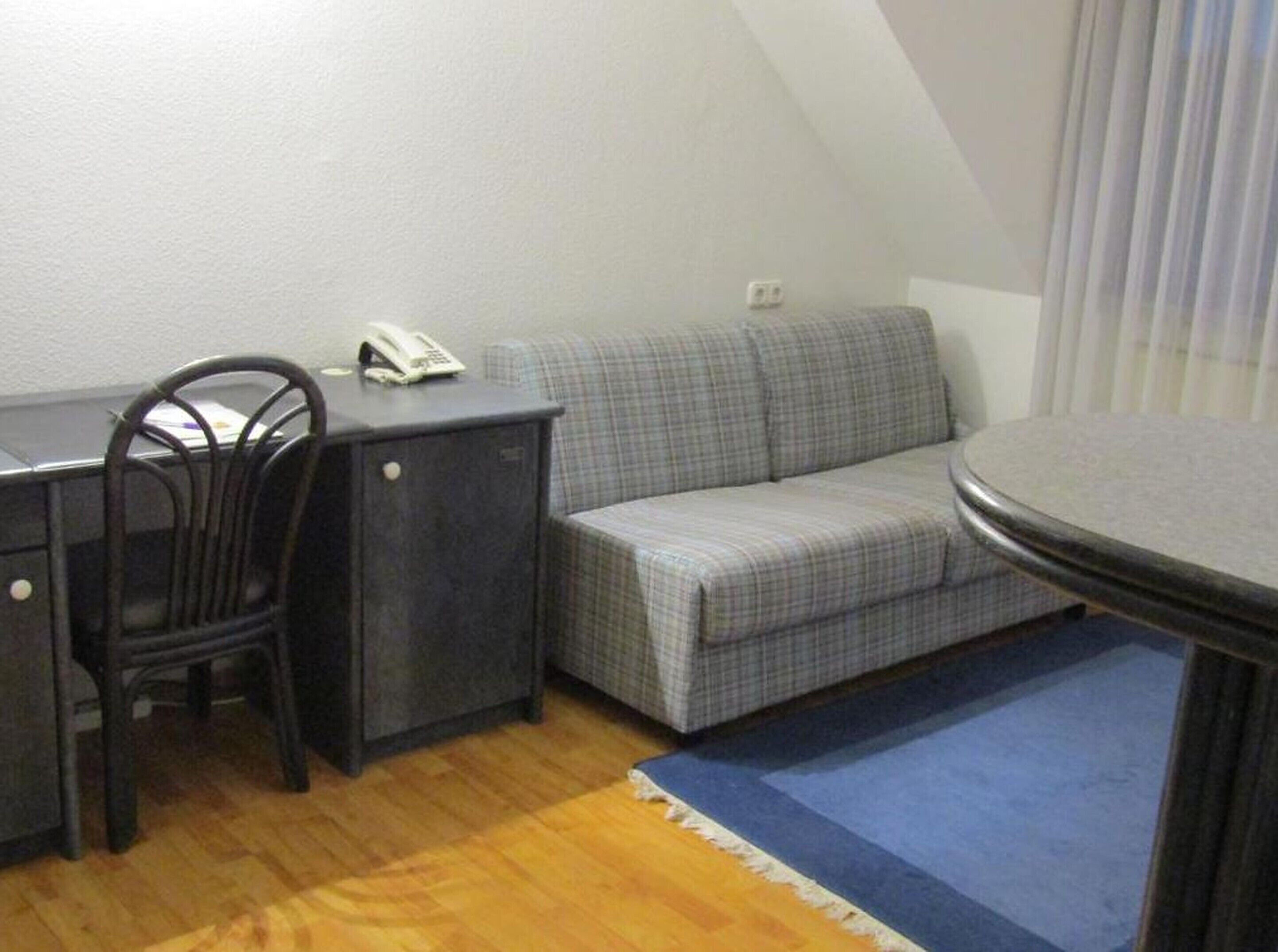 junior suite | living area | tv