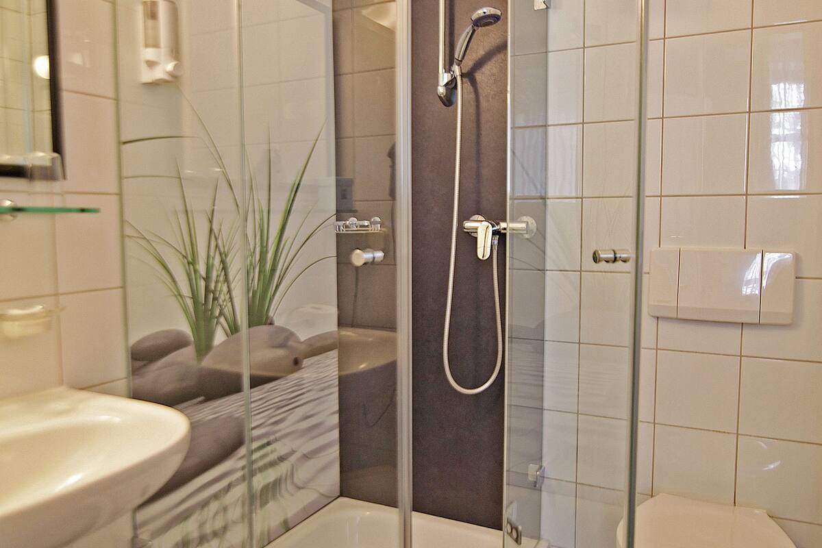 junior suite | bathroom | shower, towels