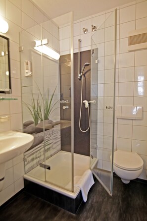 Junior-Suite | Badezimmer | Dusche, Handtücher