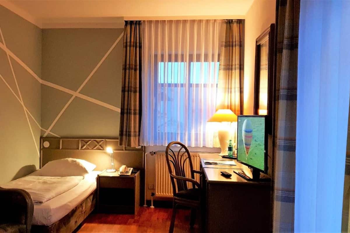 minibar, individually decorated, individually furnished, desk