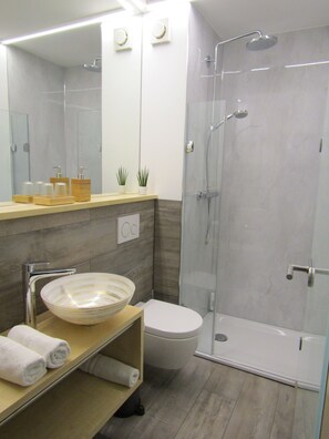 Deluxe Double Room | Bathroom | Shower, towels - Hotel und Gasthof Ritter St. Georg (Erlangen)