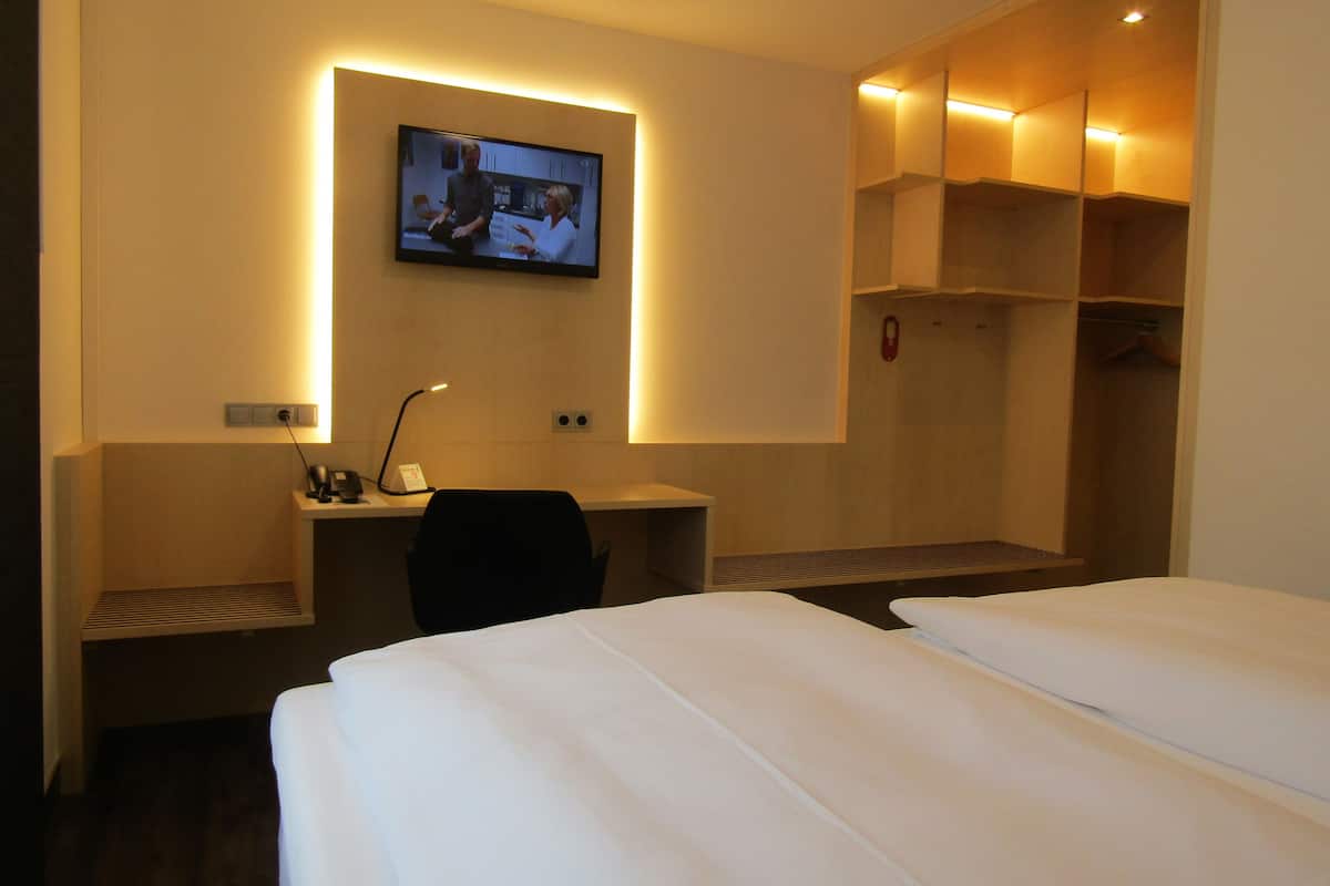 deluxe double room | desk, soundproofing, free wifi, bed sheets