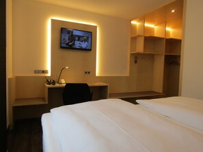 Escritorio, insonorización, wifi gratis y ropa de cama