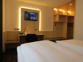 Escritorio, sistema de insonorización, wifi gratis y ropa de cama 