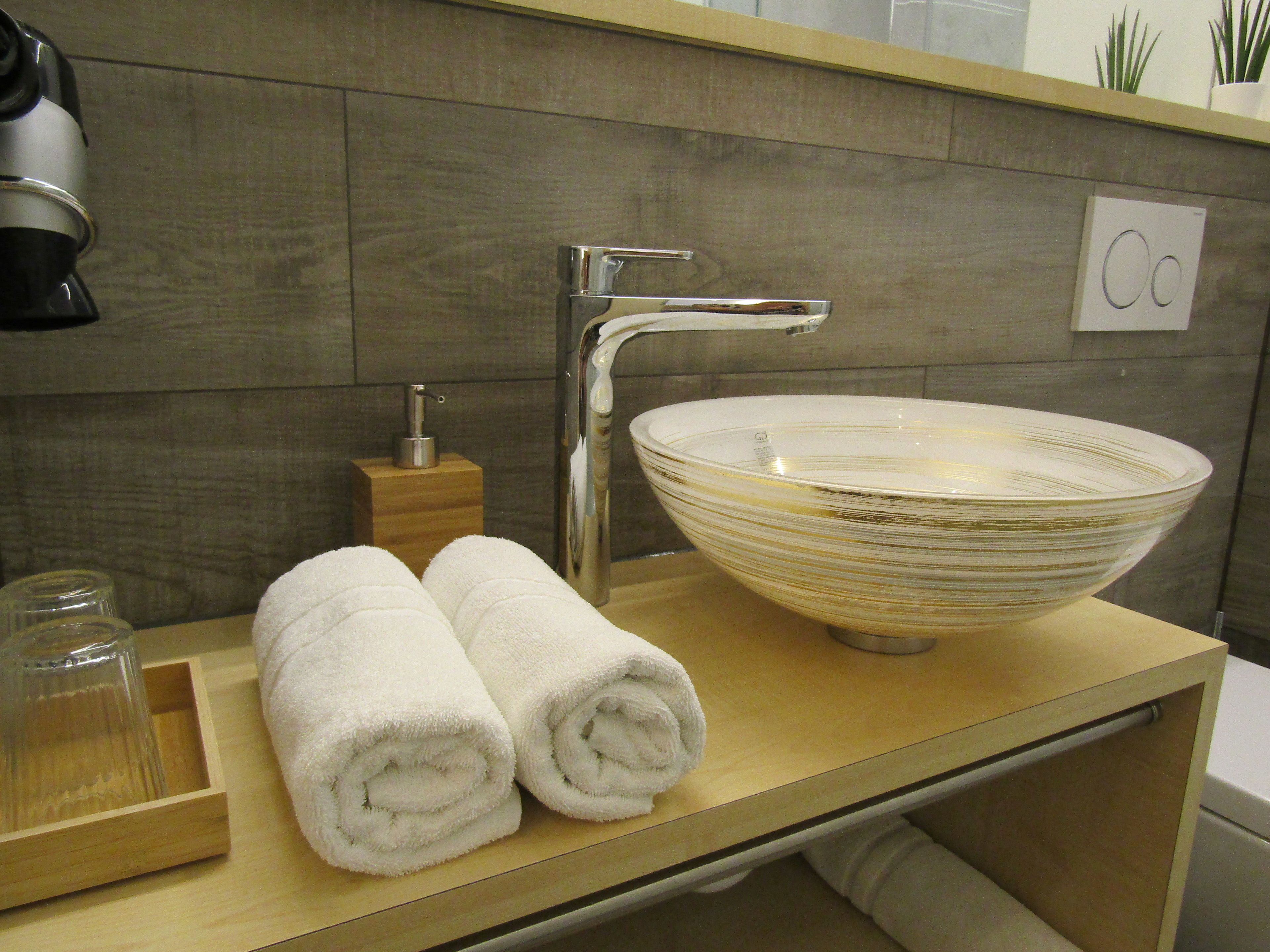 deluxe double room | bathroom | shower, towels