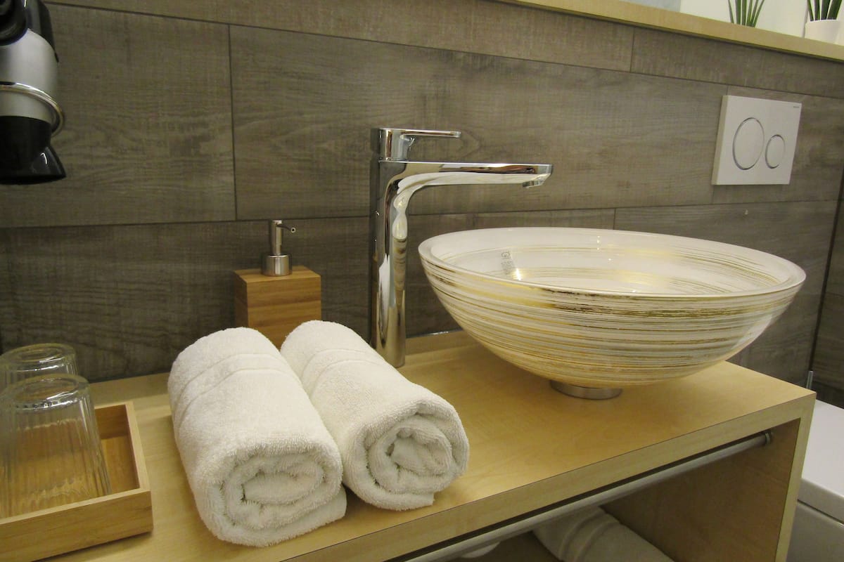 deluxe double room | bathroom | shower, towels