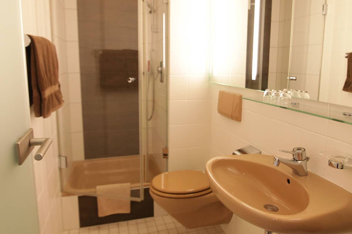 standard triple room | bathroom | shower, towels